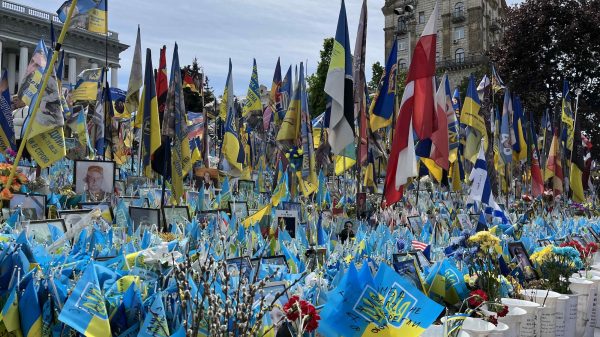 An diesem Gedenkort auf dem Maidan-Platz in Kiew wird auch der gefallenen Soldaten ausländischer Herkunft gedacht, die für den Freiheitskampf der Ukraine ihr Leben gaben. Verteidigungsminister Boris Pistorius hatte diesen Ort ebenfalls besucht und einen Kranz niedergelegt.
