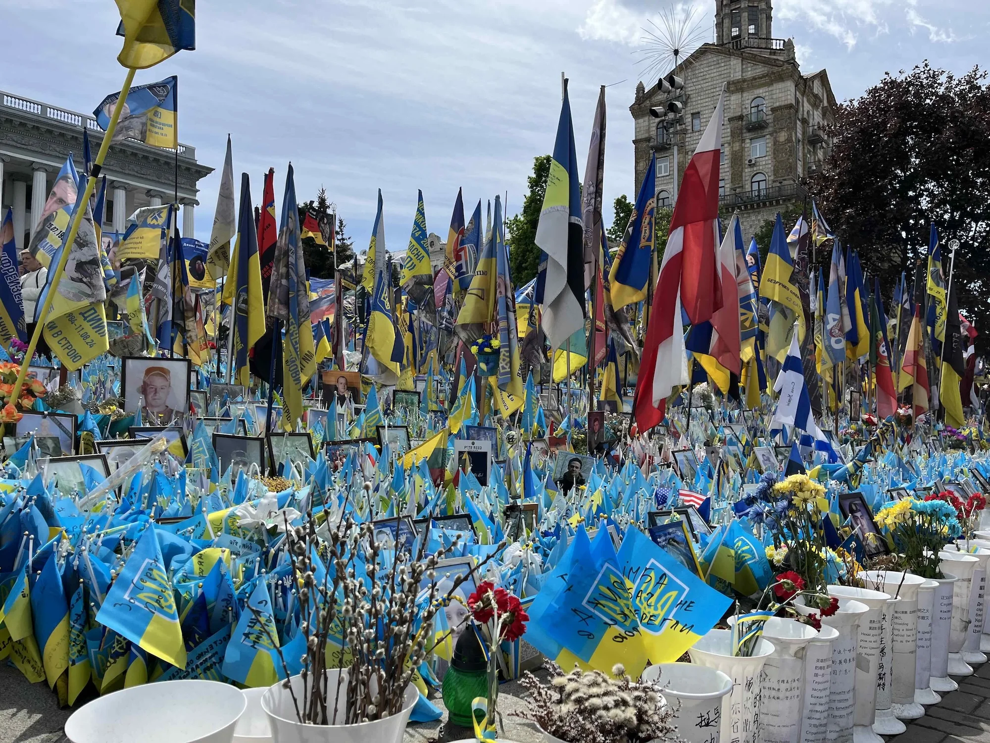 An diesem Gedenkort auf dem Maidan-Platz in Kiew wird auch der gefallenen Soldaten ausländischer Herkunft gedacht, die für den Freiheitskampf der Ukraine ihr Leben gaben. Verteidigungsminister Boris Pistorius hatte diesen Ort ebenfalls besucht und einen Kranz niedergelegt.