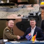 Unterzeichnung des Vertrags zum Schweren Waffenträger Infanterie durch Generalmajor Jason Blain für die australischen Streitkräfte und Nathan Poyner, CEO von Rheinmetall Defence Australia.