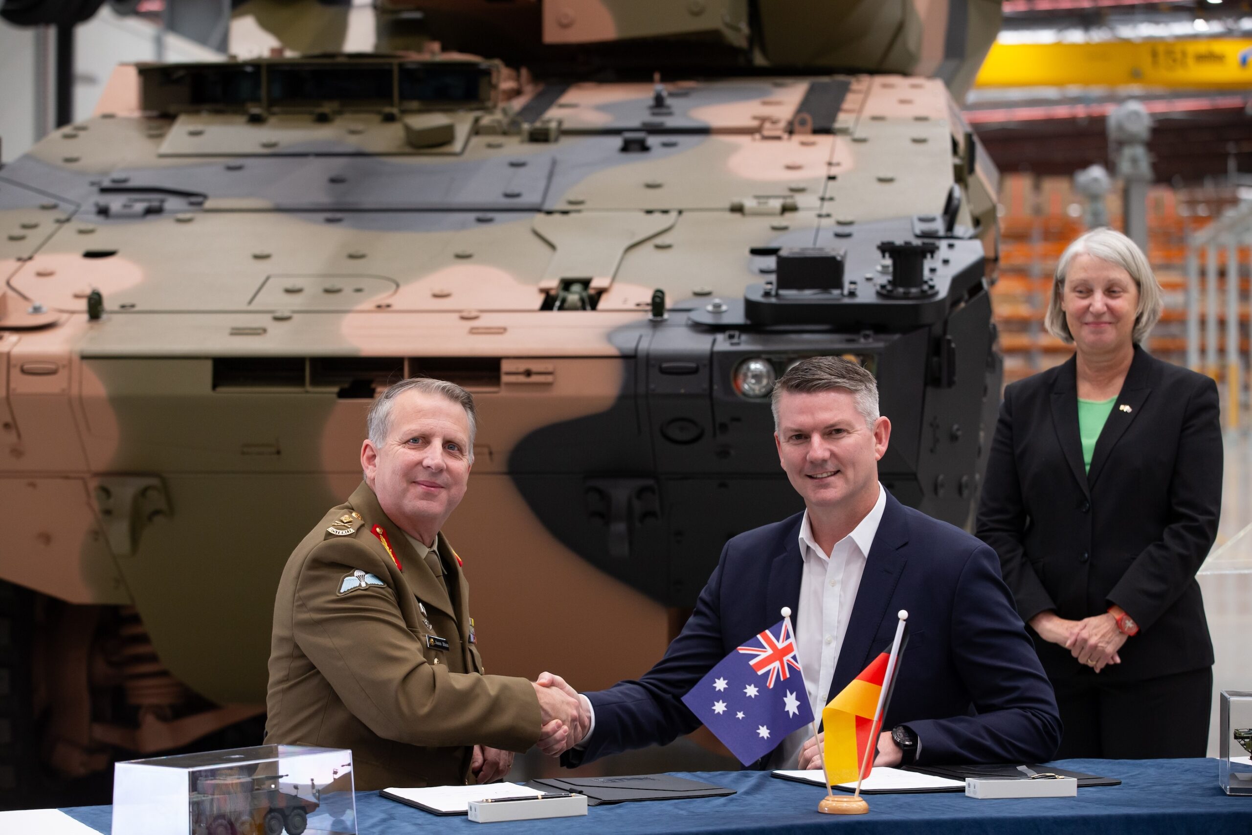 Unterzeichnung des Vertrags zum Schweren Waffenträger Infanterie durch Generalmajor Jason Blain für die australischen Streitkräfte und Nathan Poyner, CEO von Rheinmetall Defence Australia.