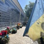 Die Mauer um das St. Michael-Kloster in Kiew dient dem Gedenken an die gefallenen ukrainischen Soldaten.
