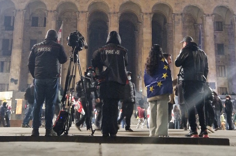 Medien begleiten den Pro-EU-Protest in Georgien.