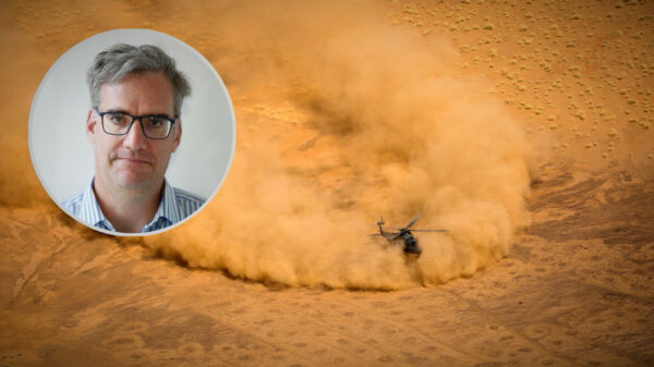 Ulf Laessing von der Konrad Andenauer Stiftung (KAS) ist Experte für die Sahelzone; Mehrzweckhubschrauber NH-90 landet zum Absetzen eigener Teile in der Wüste von Nordmali im Rahmen des Einsatzes MINUSMA in Mali.