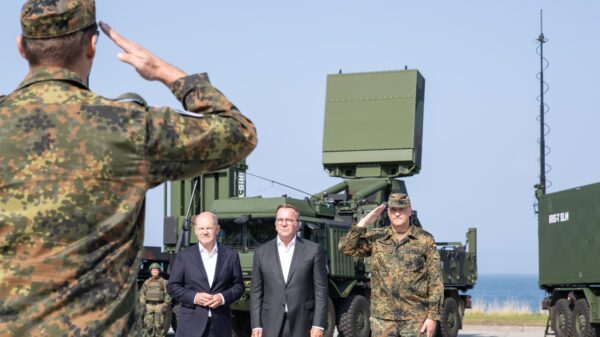 Der Kommandeur der Flugabwehrraketengruppe 61, Oberstleutnant Daniel Reif, meldet die Initial Operating Capability (IOC) des ersten deutschen Luftverteidigungssystems IRIS-T SLM an Bundeskanzler Olaf Scholz, Verteidigungsminister Boris Pistorius, und Generalleutnant Ingo Gerhartz, Inspekteur Luftwaffe.