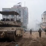 Israelischer Merkava Barak mit KAZ Meil Ruach und einem Drohnenabwehrgitter.