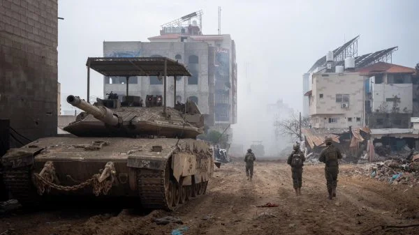 Israelischer Merkava Barak mit KAZ Meil Ruach und einem Drohnenabwehrgitter.