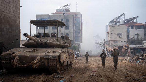 Israelischer Merkava Barak mit KAZ Meil Ruach und einem Drohnenabwehrgitter.