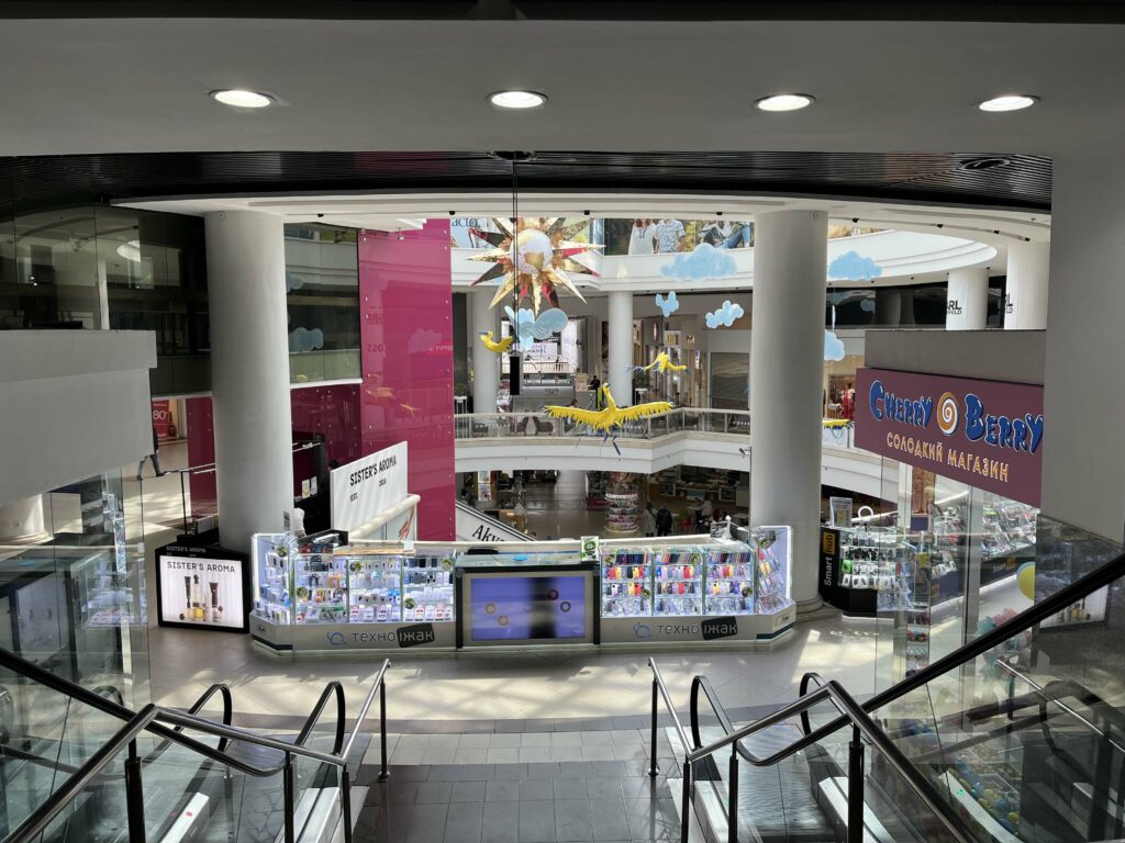 Eine der größten Untergrundshoppingzeilen ist die im Jahr 2001 eröffnete Metrograd Shopping Mall, die über zwei Stockwerke und rund 20.000 Quadratmeter Fläche verfügt.