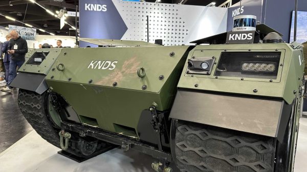 KNDS hat in den letzten Jahren ein Rekordwachstum erzielt und damit die Nachfrage nach seinen Plattformen und fortschrittlichen Missionslösungen bestätigt. Hier zu sehen TheMIS mit einer flexiblen Robotter-Plattform.