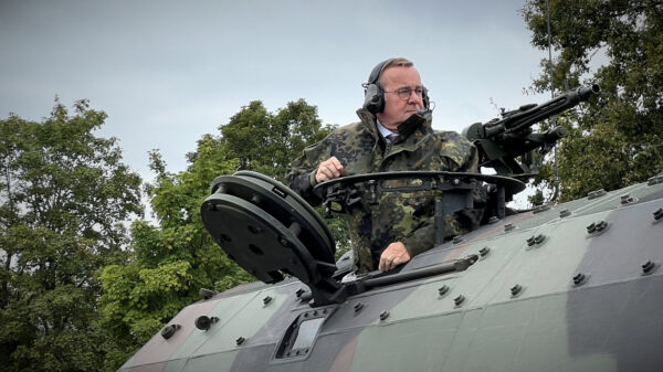 Minister Boris Pistorius auf einer Panzerhaubitze 2000 zu Gast bei der Artillerie-Schule des Heeres in Idar-Oberstein.