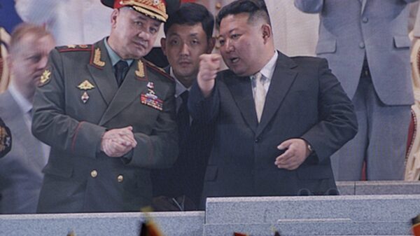 Der damalige russische Verteidigungsminister General Sergei Schoigu und der Diktator von Nordkorea, Kim Jong-un, bei der Siegesparade am 27. Juli 2023 in Pjöngjang.