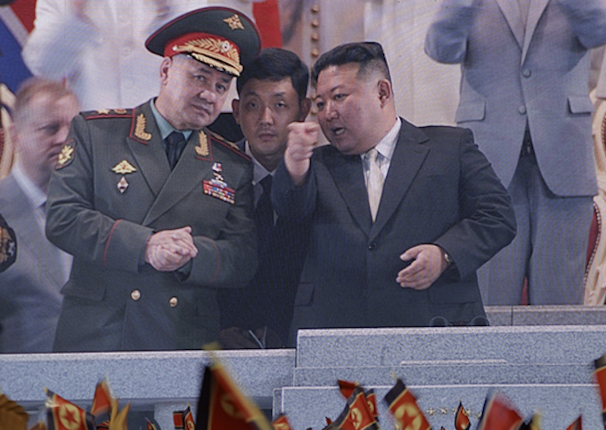 Der damalige russische Verteidigungsminister General Sergei Schoigu und der Diktator von Nordkorea, Kim Jong-un, bei der Siegesparade am 27. Juli 2023 in Pjöngjang.