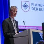 „Die NATO Minimum Capability Requirements (MCR) beeinflussen in den Nationen maßgeblich die übertragenen Fähigkeitsziele und damit natürlich auch die Rüstungsaktivitäten“, betont Ministerialrat Matthias Damm, Stellvertreter des Amtschefs des Planungsamtes der Bundeswehr.