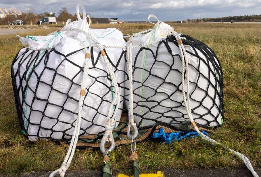 Mit einem Außenlastnetz für Hubschrauber lassen sich große Lasten an einem Hubschrauber befestigen. Zur Erprobung wurde es unter anderem mit Big Bags bestückt, die ihrerseits mit 2.500 kg Sand befüllt wurden. (Foto: Bundeswehr/Andreas Vogel)