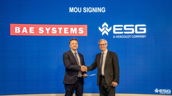 Tony Gilchrist, Business Development Director BAE Systems Air, und Alan Carson, Director Fixed Wing Aircraft der ESG, unterzeichneten heute das MoU zur Zusammenarbeit der beiden Unternehmen.