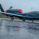 Eine (unbemannte) NATO-Aufklärungsdrohne vom Typ RQ-4D Phoenix auf dem Luftwaffenstützpunkt Pirkkala in Finnland während ihres ersten Einsatzes im Sommer 2025.
