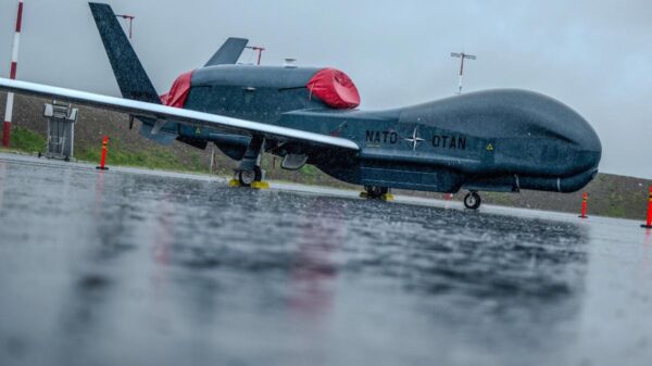 Eine (unbemannte) NATO-Aufklärungsdrohne vom Typ RQ-4D Phoenix auf dem Luftwaffenstützpunkt Pirkkala in Finnland während ihres ersten Einsatzes im Sommer 2025.
