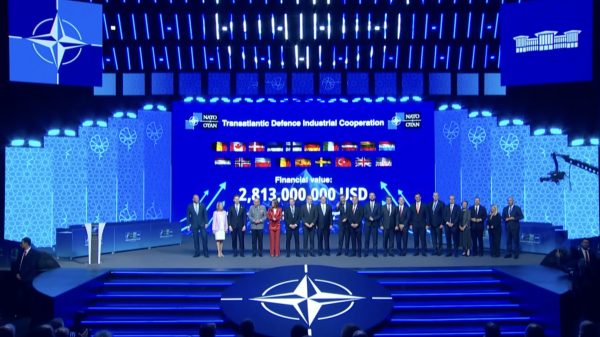 Sehr „amerikanisch“ präsentierten der NATO-Generalsekretär Mark Rutte sowie Vertreter der Mitgliedsstaaten und der Rüstungsindustrie heute ihre Initiativen und neuen Beschaffungsvorhaben beim NATO-Gipfel in Ankara.