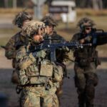 In kleinen Trupps gehen die Soldaten vom Fallschirmjägerregiment 26 bei ihrem Angriff während der Übung Talisman Sabre 2025 vor.