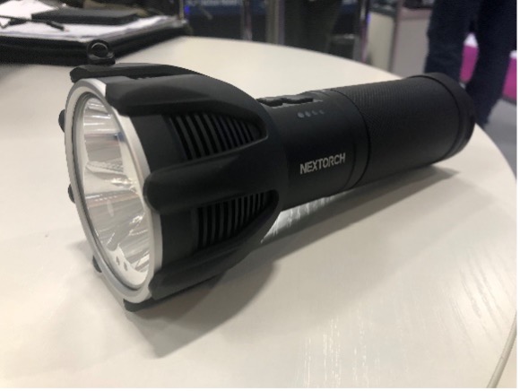 NEXTORCH zeigt mit der taktischen LED-Lampe Saint Torch 30C die neuste Generation und neue Beleuchtungslösungen
