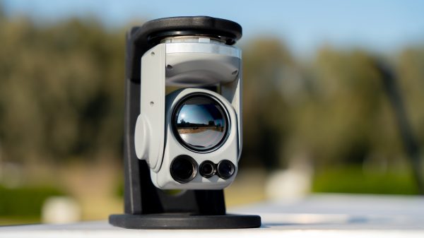 Die Systeme von NextVision zeichnen sich durch ultraleichte Konstruktionen mit fortschrittlicher Bildstabilisierung, KI-gestützter Verfolgung und Zoomfunktionen mit großer Reichweite aus.