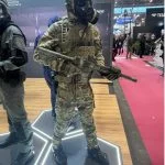 Militärischer ABC-Schutz von Paul Boyé als Gesamtsystem mit ballistischem Schutz.