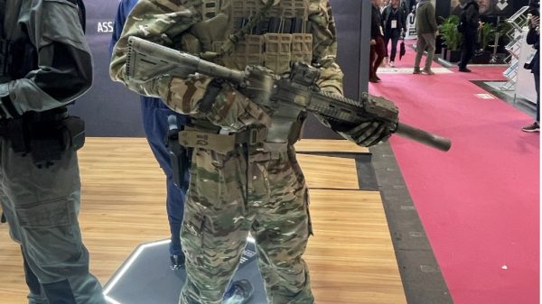 Militärischer ABC-Schutz von Paul Boyé als Gesamtsystem mit ballistischem Schutz.