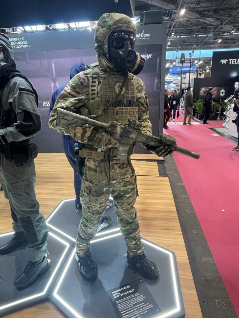 Militärischer ABC-Schutz von Paul Boyé als Gesamtsystem mit ballistischem Schutz.