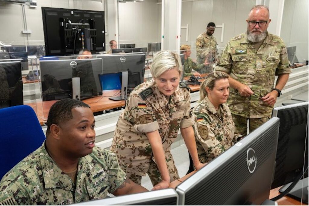 Im NISRF Intelligence Operation Center in Sigonella werten multinationale Analystenteams die von der RQ-4D Phoenix gewonnenen Daten aus.