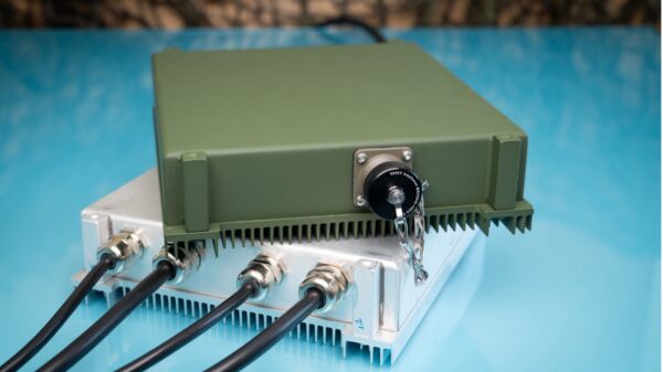 etatronix: Netzteile aus der Ruggedized Power Supplies (RPS)-Reihe liefern 90W bis 1500W. Neben der Ausführung mit Steckverbinder (oben) gibt es auch Versionen bei denen die Eingangs- und Ausgangsleitungen fest angebracht sind.