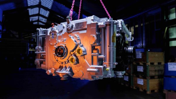 HSWL 076: Die jüngste Generation der RENK-Antriebstechnologie für militärische Fahrzeugplattformen der 10- bis 20-Tonnen-Klasse. Das Getriebe schafft die Grundlage für zukünftige Mobilitätsanwendungen wie Drive-by-Wire, Manned-Unmanned Teaming und autonome Fahrzeugkonzepte.