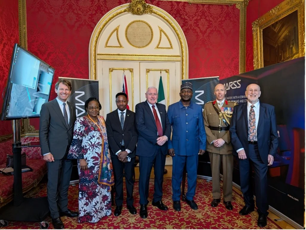 Vertreter von MARSS, dem nigerianischen und dem britischen Verteidigungsministerium sowie lokalen Partnern nahmen an der Unterzeichnung teil.