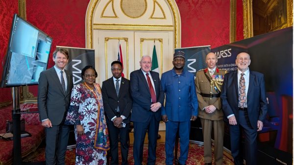 Vertreter von MARSS, dem nigerianischen und dem britischen Verteidigungsministerium sowie lokalen Partnern nahmen an der Unterzeichnung teil.