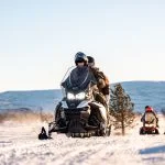 Nordic Combat Uniform: Unser Defence-Network-Autor – warm eingepackt auf dem Schneemobil.