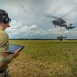 Ein Sergeant der U.S. Army National Guard steuert per Tablet den Sikorsky OPV Black Hawk, der beim Manöver „Northern Strike“ erstmals eigenständig eine 2.900-Pfund-Last an einem Außenlast-Haken transportiert.