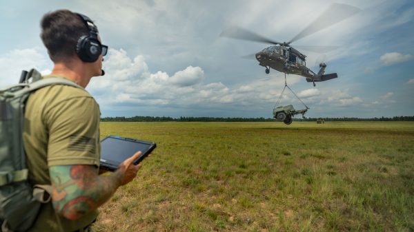 Ein Sergeant der U.S. Army National Guard steuert per Tablet den Sikorsky OPV Black Hawk, der beim Manöver „Northern Strike“ erstmals eigenständig eine 2.900-Pfund-Last an einem Außenlast-Haken transportiert.