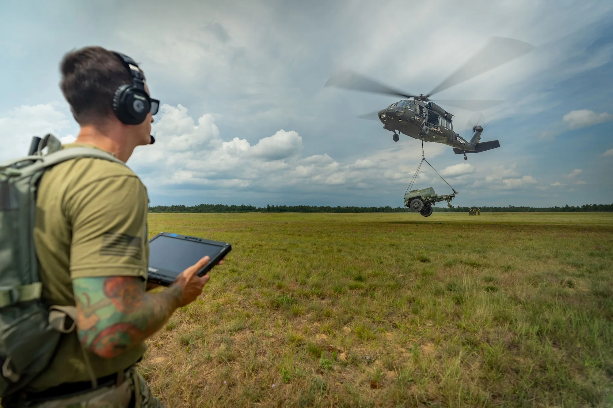 Ein Sergeant der U.S. Army National Guard steuert per Tablet den Sikorsky OPV Black Hawk, der beim Manöver „Northern Strike“ erstmals eigenständig eine 2.900-Pfund-Last an einem Außenlast-Haken transportiert.