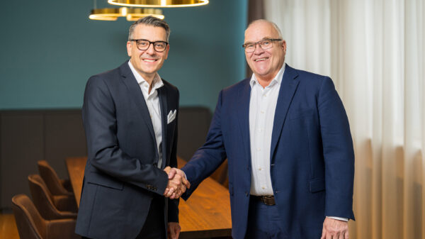 Stabwechsel eingeleitet: Oliver Dörre (links) mit dem scheidenden HENSOLDT-CEO Thomas Müller. Foto: HENSOLDT AG