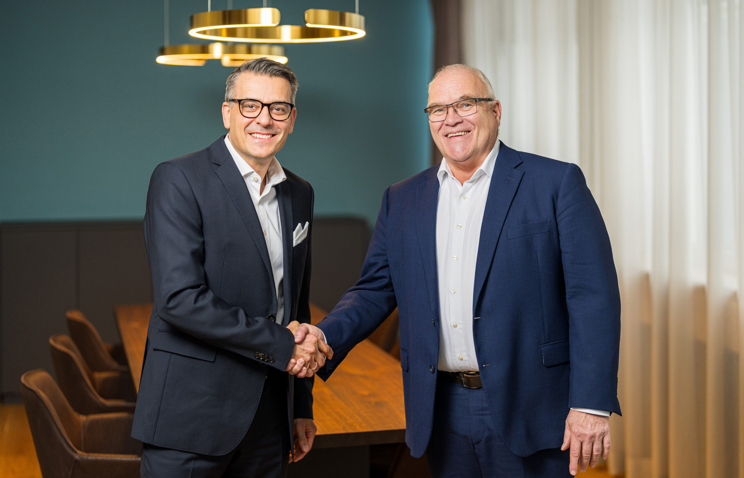 Stabwechsel eingeleitet: Oliver Dörre (links) mit dem scheidenden HENSOLDT-CEO Thomas Müller. Foto: HENSOLDT AG