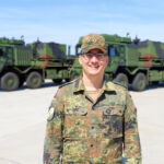 Oberstleutnant Daniel Reif, Kommandeur der Flugabwehrraketengruppe 61, vor Launchern des Luftverteidigungssystems IRIS-T SLM. Sein Verband wird dadurch auch Teil der integrierten NATO-Luftverteidigung.