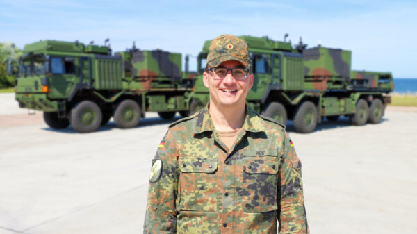 Oberstleutnant Daniel Reif, Kommandeur der Flugabwehrraketengruppe 61, vor Launchern des Luftverteidigungssystems IRIS-T SLM. Sein Verband wird dadurch auch Teil der integrierten NATO-Luftverteidigung.