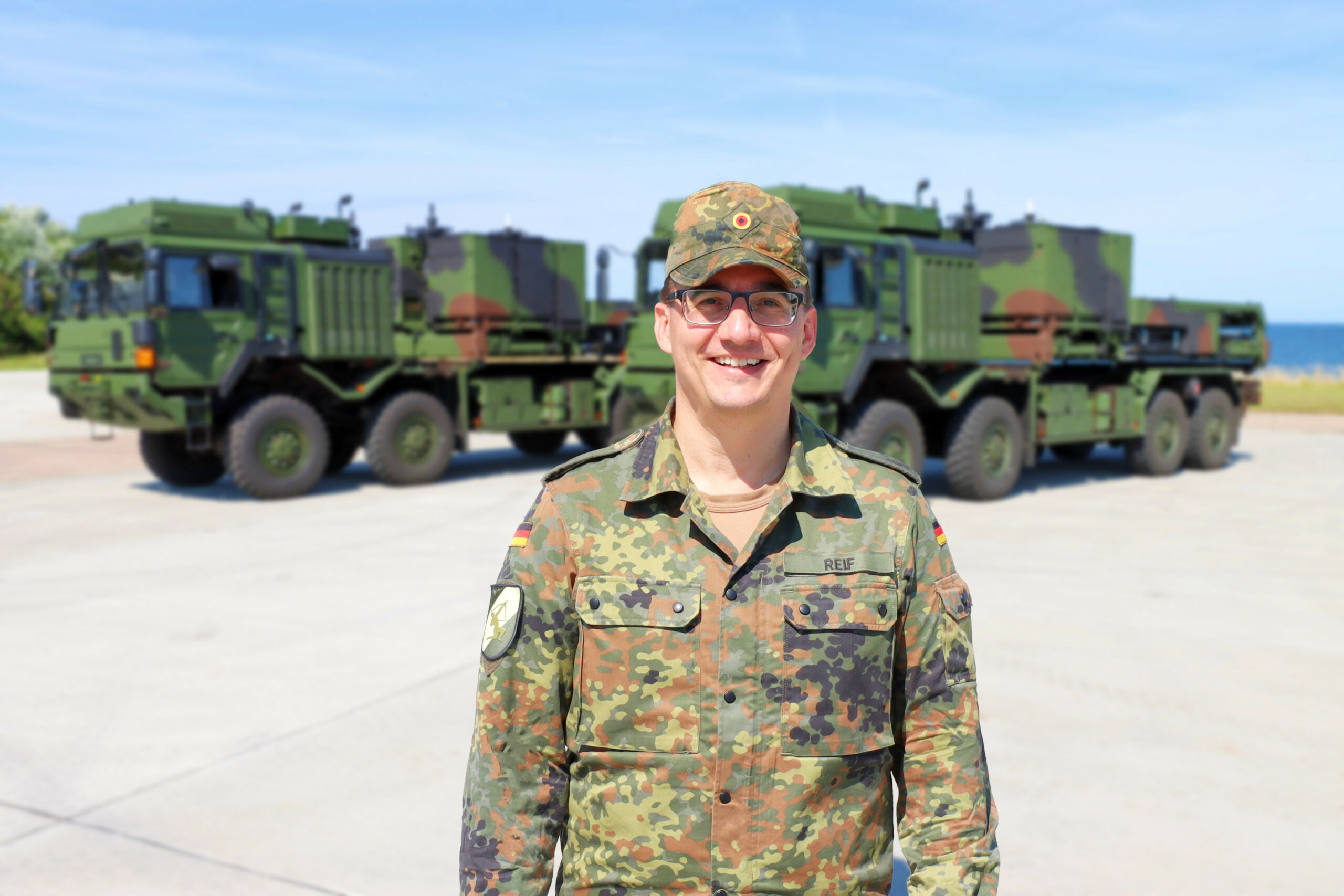 Oberstleutnant Daniel Reif, Kommandeur der Flugabwehrraketengruppe 61, vor Launchern des Luftverteidigungssystems IRIS-T SLM. Sein Verband wird dadurch auch Teil der integrierten NATO-Luftverteidigung.