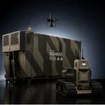 Iron Wave von Ondas ist eine integrierte autonome Verteidigungslösung, die auf kampferprobten Fähigkeiten unbemannter Bodenfahrzeuge, schneller Verlegbarkeit mittels Containern, taktischen Einsätzen an vorderster Front sowie integrierter Boden- und Luftverteidigung basiert.