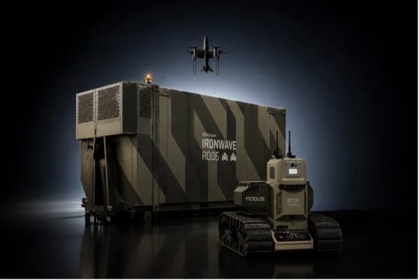 Iron Wave von Ondas ist eine integrierte autonome Verteidigungslösung, die auf kampferprobten Fähigkeiten unbemannter Bodenfahrzeuge, schneller Verlegbarkeit mittels Containern, taktischen Einsätzen an vorderster Front sowie integrierter Boden- und Luftverteidigung basiert.