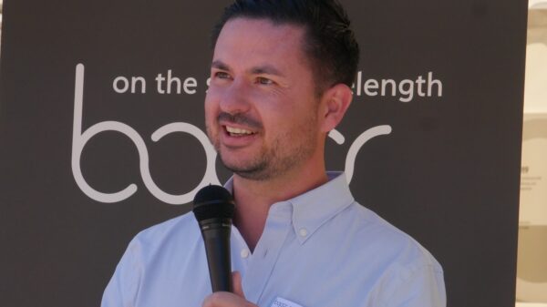 Sven Boger, Geschäftsführer der Boger electronics GmbH, bei der Einweihungsfeier des neuen Gebäudes.