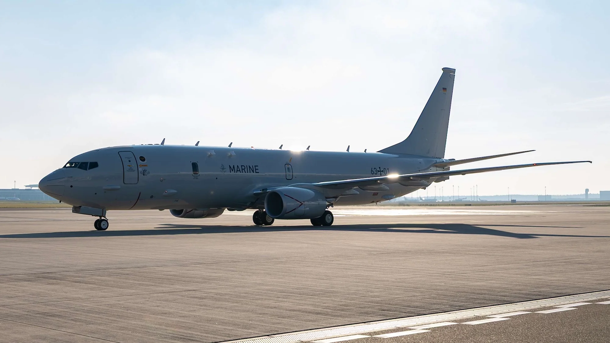 Die erste von acht P8A Poseidon ist heute in Deutschland am Flughafen Berlin-Brandenburg gelandet. Die Flugzeuge sind als Ersatz für die veralteten P-3C Orion zur Seefernaufklärung und zur U-Jagd geeignet.