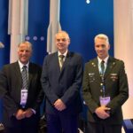 Der deutsche Staatssekretär im Bundesministerium der Verteidigung, Benedikt Zimmer (Mitte), besuchte am Dienstag den verhüllten Israel-Pavillon auf der Paris Air Show.