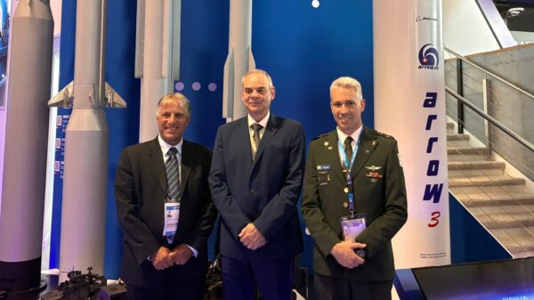 Der deutsche Staatssekretär im Bundesministerium der Verteidigung, Benedikt Zimmer (Mitte), besuchte am Dienstag den verhüllten Israel-Pavillon auf der Paris Air Show.
