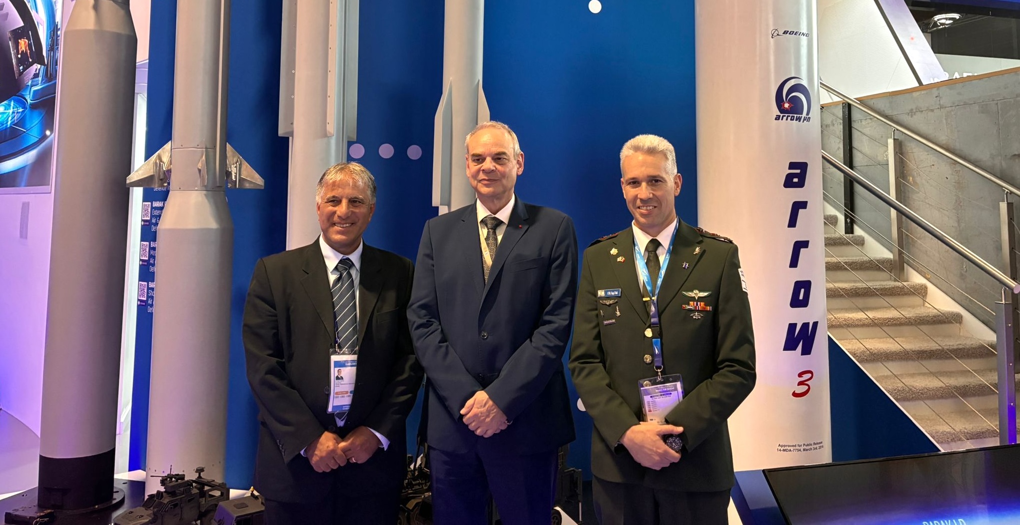 Der deutsche Staatssekretär im Bundesministerium der Verteidigung, Benedikt Zimmer (Mitte), besuchte am Dienstag den verhüllten Israel-Pavillon auf der Paris Air Show.
