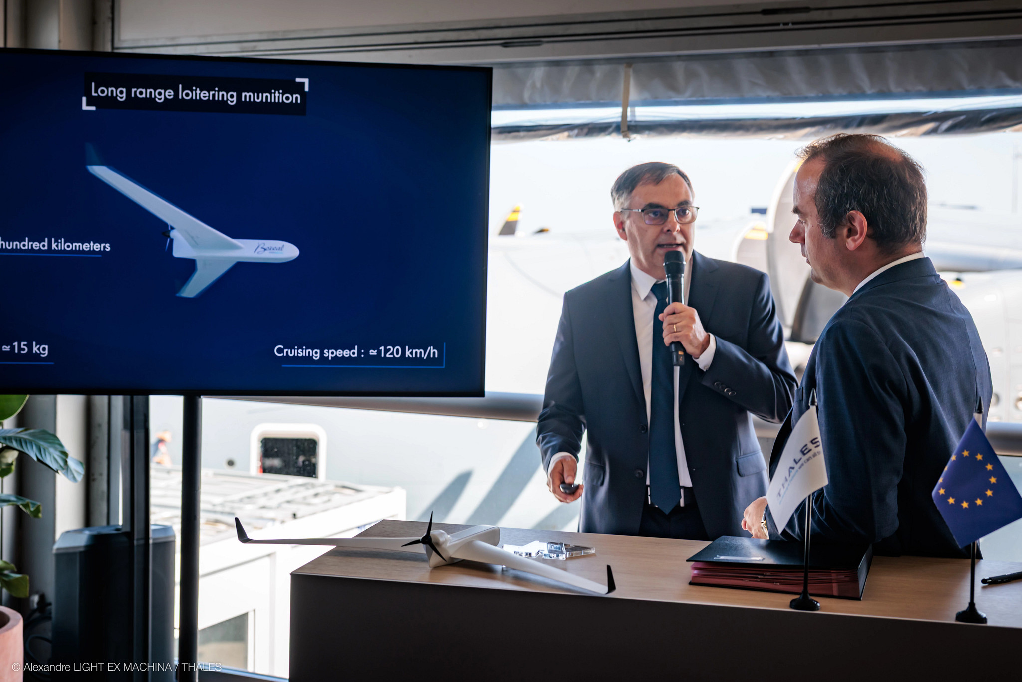 Auf der Paris Air Show unterzeichneten Vertreter von Thales und Boreal das Abkommen zur neuen Langstrecken-Loitering Munition.
